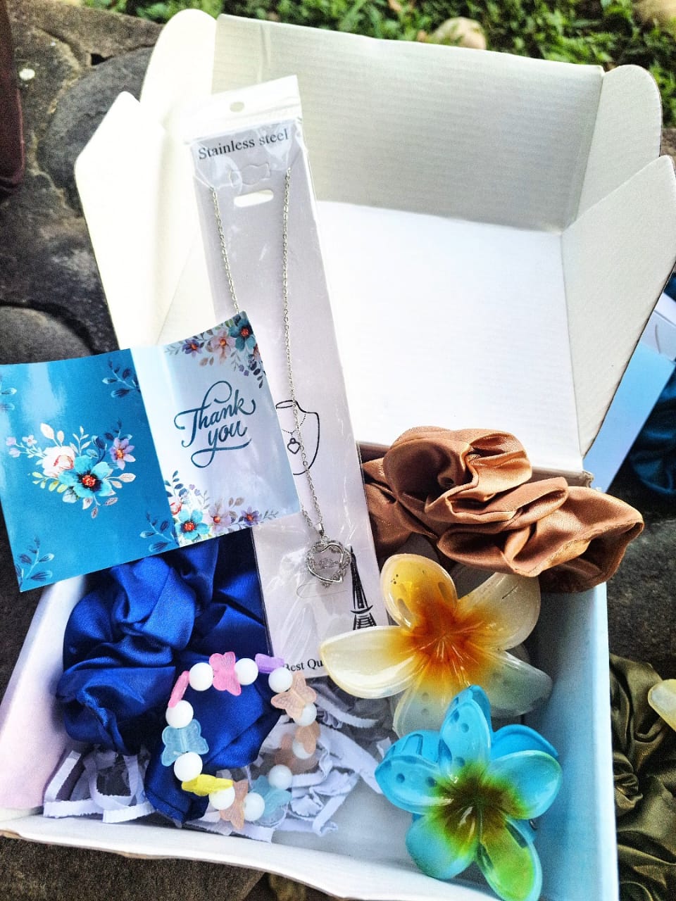 Heartfelt Moments Gift Hamper – Necklace, Claw Clips, Scrunchies, Bracelet + Personalized Message